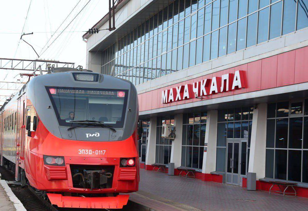 Арсланбек Алибеков поздравил машинистов с профессиональным праздником